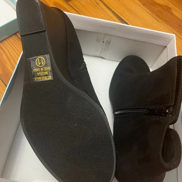 Soda Black Ankle Booties with Sleek Minimalist Design - Picture 5 of 6